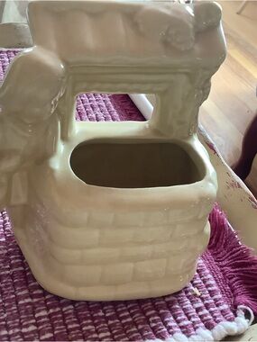 💚Vintage planter..off white in color